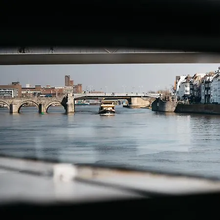 Botel Maastricht 호스텔 *