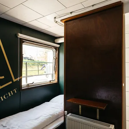 Botel Maastricht 호스텔 *